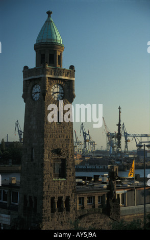 Historische Uhr Turm von St. Pauli Landungsbruecken im Hafen von Hamburg, Deutschland Stockfoto