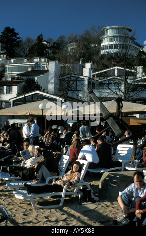 Im Sommer nach der Arbeit Lifestyle am Strandcafe in Övelgönne am Ufer des Flusses Elbe in Hamburg, Deutschland Stockfoto