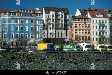 Die bunten Häuser der Hafenstraße in St. Pauli mit Blick auf die Elbe und Hafen, Hamburg, Deutschland Stockfoto