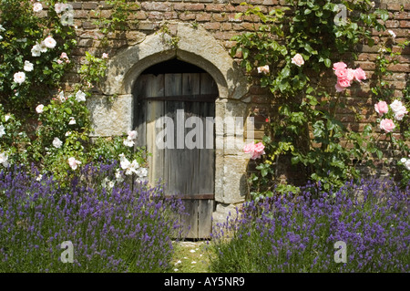 GARTEN TOR PENSHURST PLACE GÄRTEN TONBRIDGE KENT Stockfoto