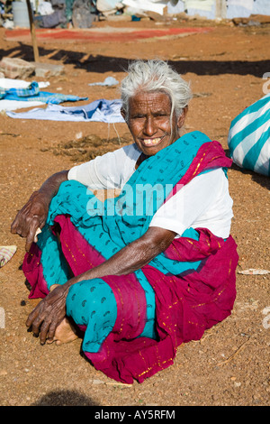 Alte Frau sitzt auf dem Boden, Madurai, Tamil Nadu, Indien Stockfoto