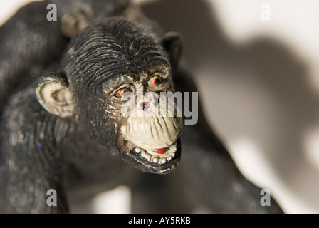 Nahaufnahme von "Spielzeug Schimpanse" mit Baby auf dem Rücken Stockfoto
