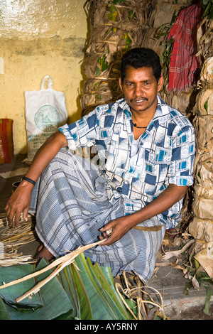 Männliche Markt Händler in einem Straßenmarkt, Madurai, Tamil Nadu, Indien Stockfoto