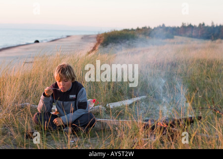 Blonder Junge camping, Kurland, Ostsee, Deutschland Stockfoto