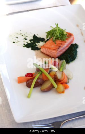 Gegrilltes Lachssteak mit Julienne-Gemüse. Stockfoto