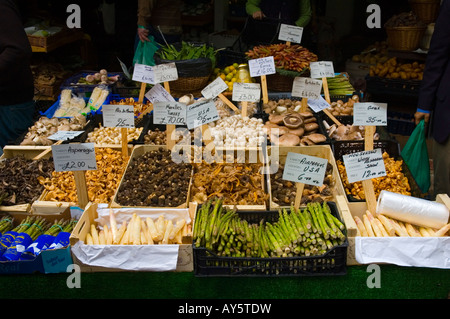 Pilze und andere Gemüse im Borough Market in London UK Stockfoto