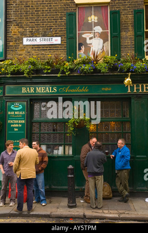 Menschen vor einem Pub in der Mittagspause im Stadtteil Southwark in London UK Stockfoto