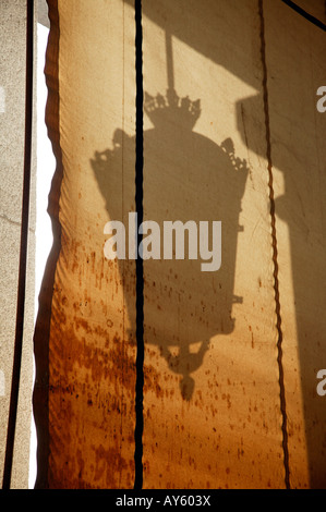 Eine Laterne hinter einem blinden, Plaza Mayor, Madrid, Spanien Stockfoto