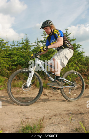 Ein Mountainbiker reitet auf seinem Mountainbike auf einem Schmutz Weg Stockfoto