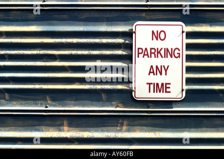 Kein Parkplatz-Schild gegen einen blauen strukturierten Hintergrund Stockfoto