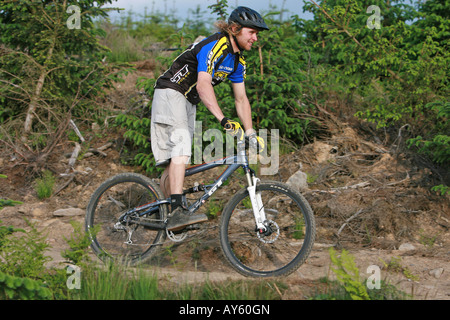 Ein Mountainbiker reitet auf seinem Mountainbike auf einem Wanderweg Stockfoto