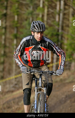 Ein Langlauf-Mountainbiker reitet auf seinem Mountainbike entlang einer Strecke Stockfoto