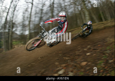 Zwei Mountainbiker Talfahrt eine downhill-Strecke Stockfoto