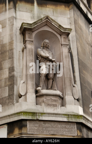 Statue von John Bunyan im Außenbereich des Gebäudes in Southampton Row London Stockfoto