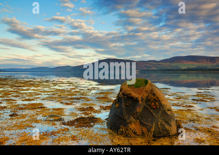 Boulder Loch Flotte Küstenlinie im Morgengrauen Sutherland Schottland Stockfoto