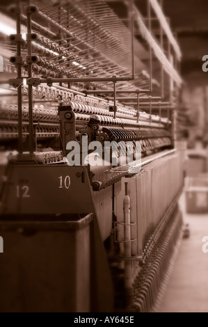 ALTE VINTAGE MASCHINEN IN VERLASSENEN TEXTILE MILL YORKSHIRE ENGLAND Stockfoto