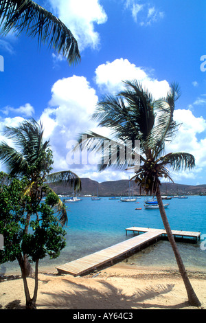 Dock und Segelboote im Hafen von Englisch in Antigua Stockfoto