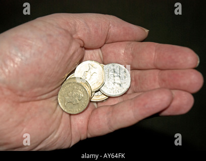 UK-Münzen in der hand gehalten Stockfoto