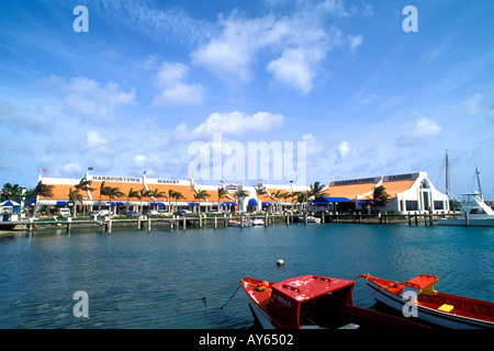 Bunte Fischerboote im Einkaufszentrum Shopping Center in Oranjestad, Aruba Stockfoto