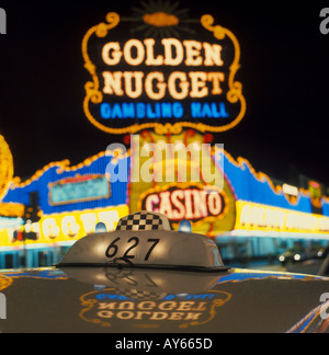 Golden Nugget Casino und in der Nacht in Las Vegas Nevada USA taxi Stockfoto