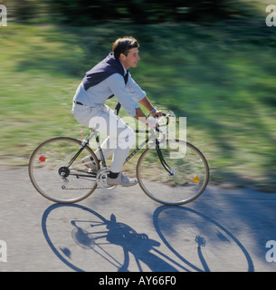 Mann Reiten Fahrrad im park Stockfoto