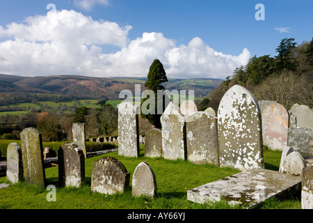 Spektakuläre Ausblicke auf Exmoor aus dem Friedhof in der Selworthy Kirche, Somerset Stockfoto