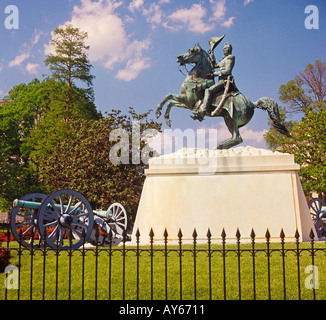 The White House Nord in USA Washington DC-Blick vom Lafayette Park Tulpen und Statue von Andrew Jackson Stockfoto