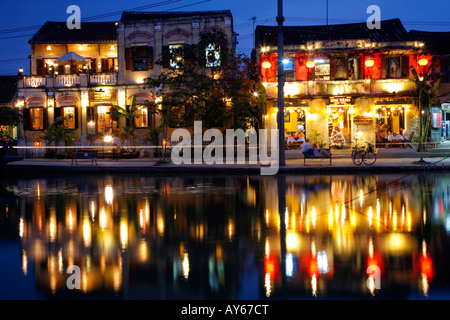Hoi an einem Flussufer Gebäude leuchtet in der Dämmerung Stockfoto