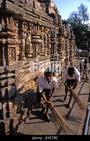 Schüler, die Reinigung der Sonnentempel in Konarak in Orissa Zustand Indien Stockfoto