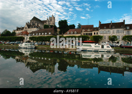 Auxerre am Fluss Yonne, Burgund Frankreich. Zeigt die Kathedrale St Stephen in Französisch als St Etienne Kathedrale bekannt. Stockfoto