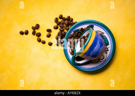 Kaffeebohnen aus Espressotasse Stockfoto