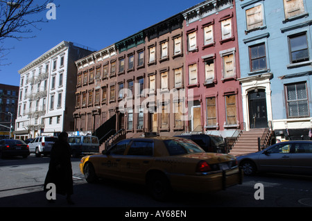 Brownstones Renovierungsarbeiten am Westen 126th Street in Harlem in New York City Stockfoto