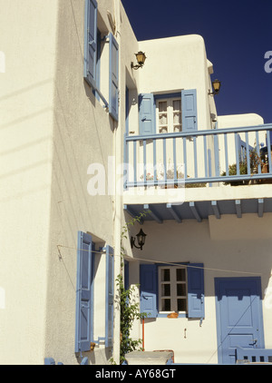 Kykladen Inseln Haus weiß Wände blau lackiert Holz Fensterläden Balkon Stockfoto