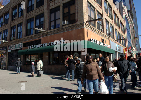 Starbucks-Kaffee an der 125th Street in Harlem in Manhattan in New York City Stockfoto