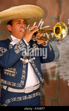 Musiker aus der Gruppe Mariachi Rayos del Sol unterhält Besucher bei der Cinco De Mayo-Feier in Carrizozo, New Mexico. Stockfoto