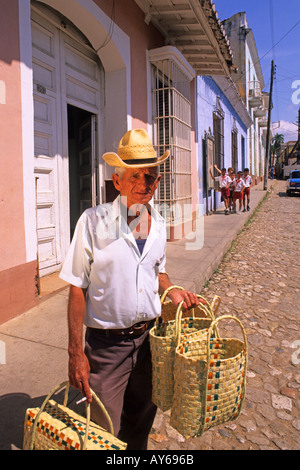 Bunte Mann verkaufen Körbe in alten kolonialen Dorf Trinidad Kuba Stockfoto