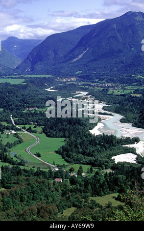 Blick auf kurvenreichen Straße und Fluß im slowenischen Soca-Tal Stockfoto
