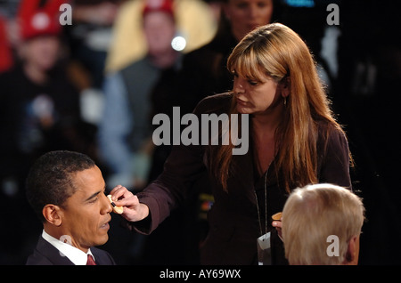 Barack Obama bekommt sein Gesicht gepudert während einer Werbepause während der Ausstrahlung von Hardball auf MSNBC. Stockfoto
