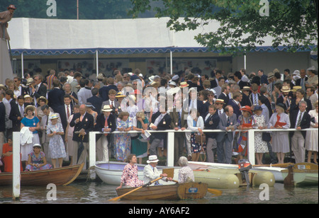 Sommer England Henley Royal Regatta UK. Menschenmassen im Mitgliedergehäuse 1980s Henley on Thames Berkshire 1985 HOMER SYKES Stockfoto