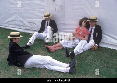 Stroh-Bootsfahrer haben jährlich Henley Royal Rowing Regatta, Henley on Thames, Berkshire England 1980er Jahre 1985 HOMER SYKES Stockfoto