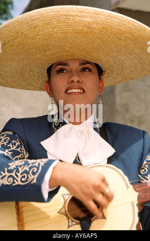 Musiker aus der Gruppe Mariachi Rayos del Sol unterhält Besucher bei der Cinco De Mayo-Feier in Carrizozo, New Mexico. Stockfoto