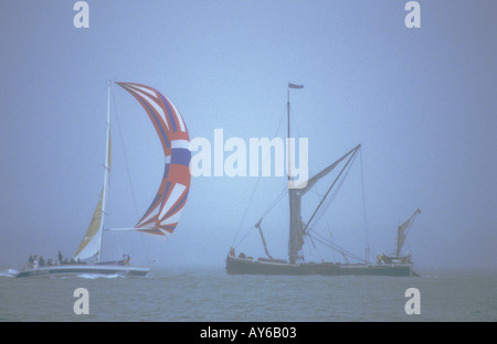 Thames Barge und Maxi Yacht fahren auf der Cowes Sailing Regatta Misty Weather Isle of Wight aufeinander zu. England 1980er Jahre HOMER SYKES Stockfoto