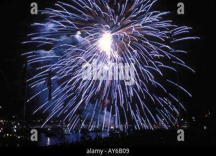 Öffentliches Feuerwerk über der Marine Parade zum Abschluss der Cowes Week Sailing Regatta Isle of Wight England 1980er Jahre 1985 HOMER SYKES Stockfoto