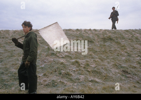 Spiel Bride Shoot UK 1980s Fasanenschießen Privatbesitz Lancashire England. Junge, der als Schläger fungiert. 1985 1980er Jahre HOMER SYKES Stockfoto