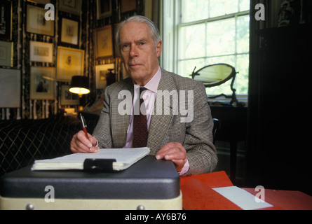 Anthony Powell Autor zu Hause in der Bücherei, wo er arbeitet, schreibt. Somerset England 1987 1980s UK HOMER SYKES Stockfoto