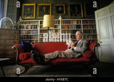 Anthony Powell Autor Porträt zu Hause Somerset England. Er ist in seiner Bücherei, wo er 1980er Jahre UK 1987 HOMER SYKES schrieb Stockfoto