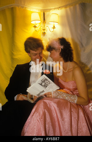 Britische Universitätsstudenten Magdalen College Oxford University Ende Jahr Mai Ball Oxfordshire. Lesen des Programms Mai Ball Programm 1980s HOMER SYKES Stockfoto