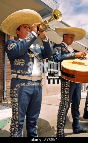 Musiker aus der Gruppe Mariachi Rayos del Sol unterhalten die Besucher bei der Cinco De Mayo-Feier in Carrizozo, New Mexico. Stockfoto