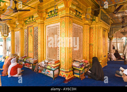 Menschen beten in der Moschee von Hazrat Nizamuddin Auliya Dargah in Delhi in Indien Stockfoto