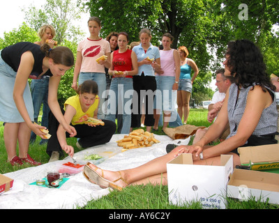 Schulklasse Picknick im Bois de Boulogne-Paris Frankreich Stockfoto